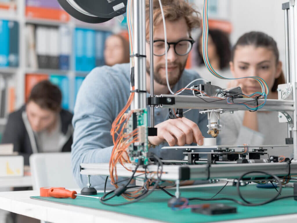 Estudiantes usando una impresora 3D en un colegio de Estados Unidos