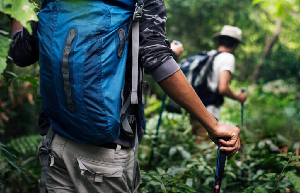 Personas atravesando la selva panameña