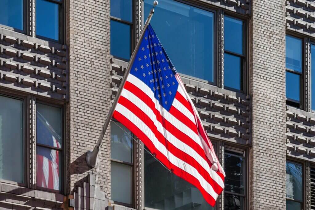 Bandera de los Estados Unidos flameando en un edificio de NY