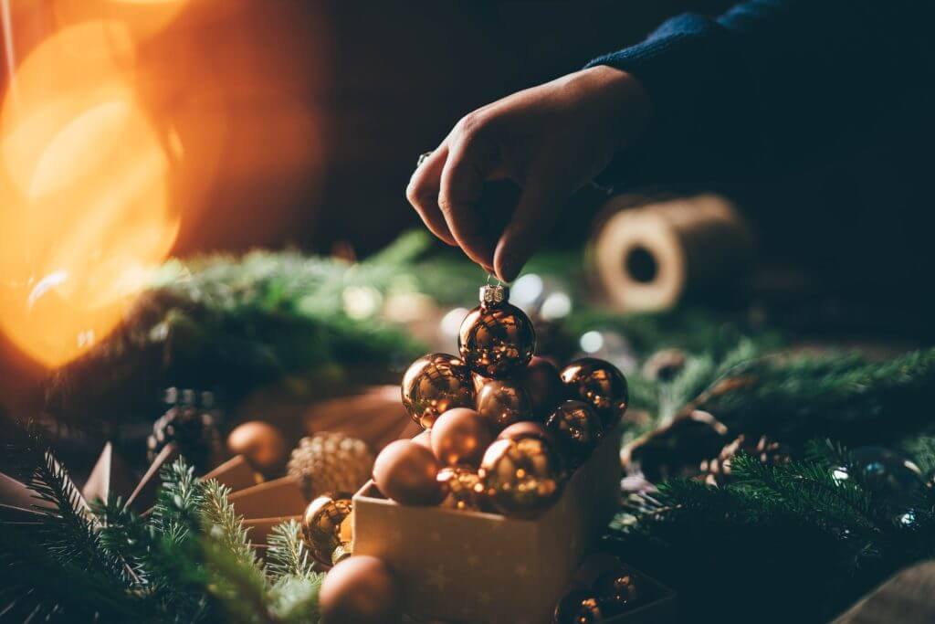 Regalos y decoración de una navidad latina