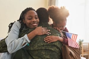 Familiares de un militar reuniéndose gracias al Parole in Place de Estados Unidos