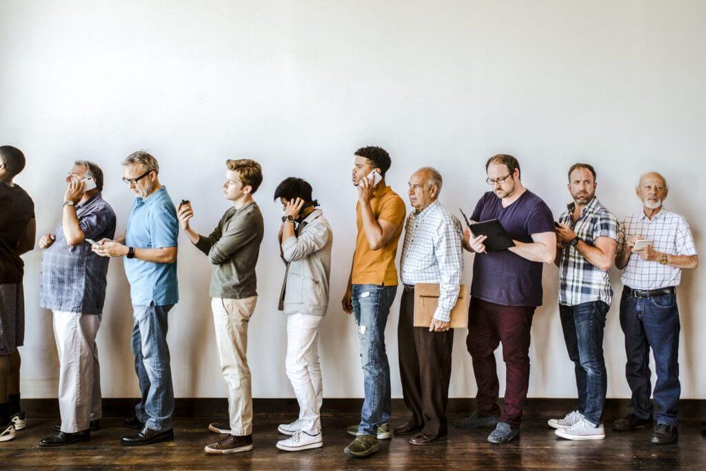 Personas esperando en línea en la Corte de Inmigración