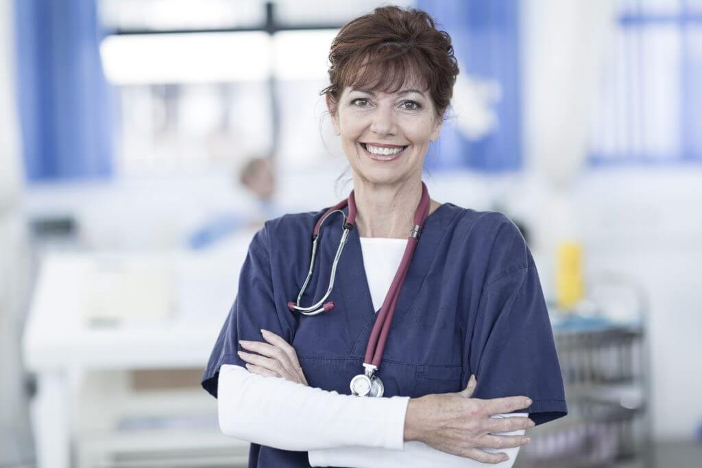 Médica sonriente frente a la cámara