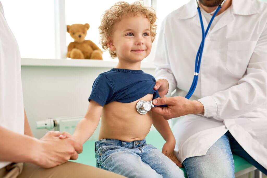 Niño pequeño en el médico recibiendo atención pediatrica