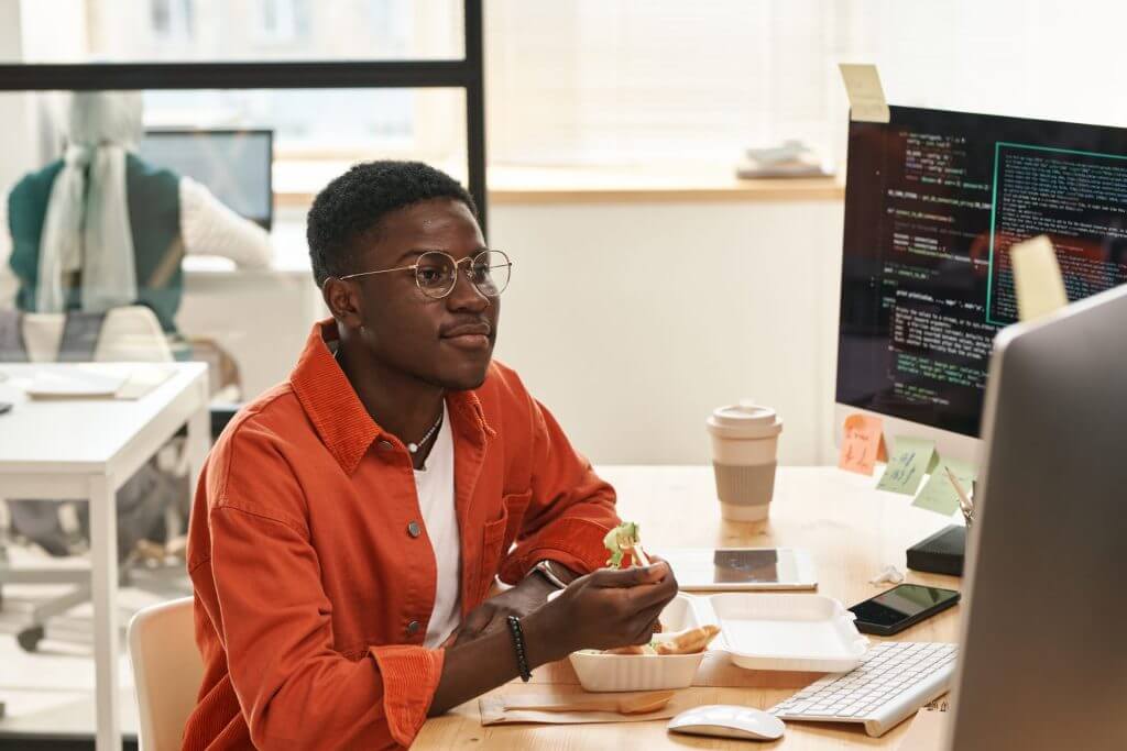 Trabajadores STEM en su laptop