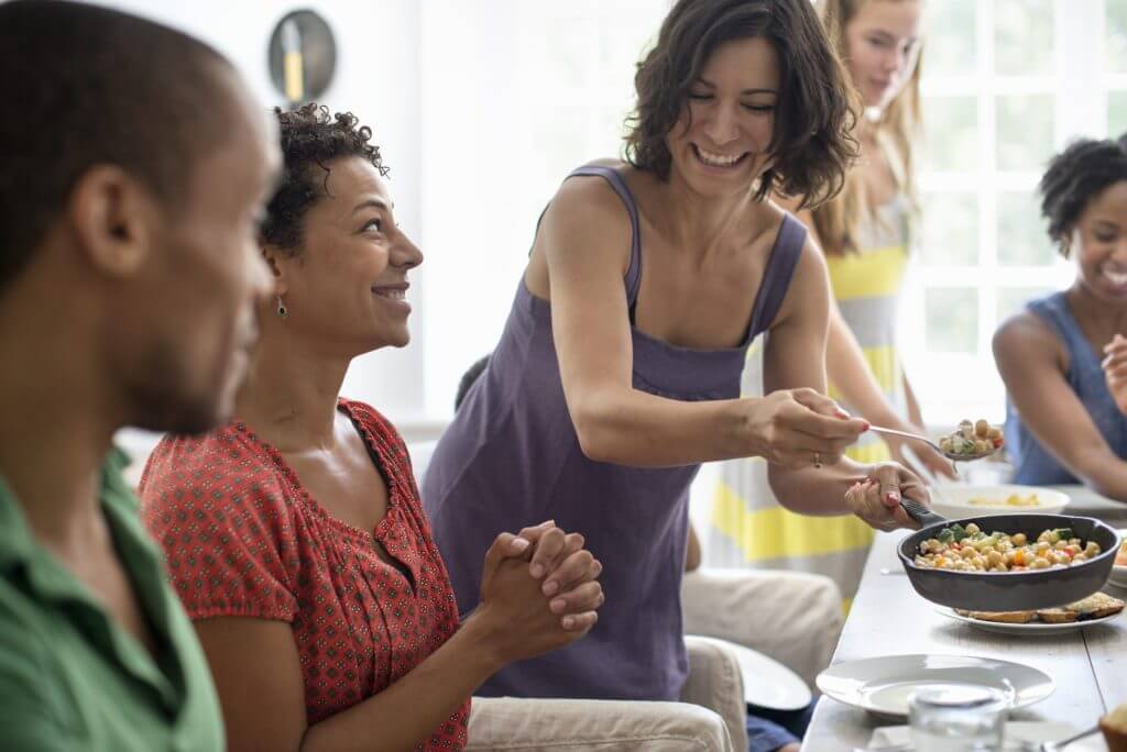 Familia disfrutando almuerzo juntos