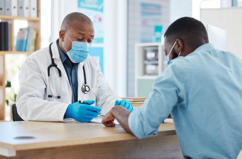 Doctor atendiendo a un paciente que esta consultando los requisitos para obama care