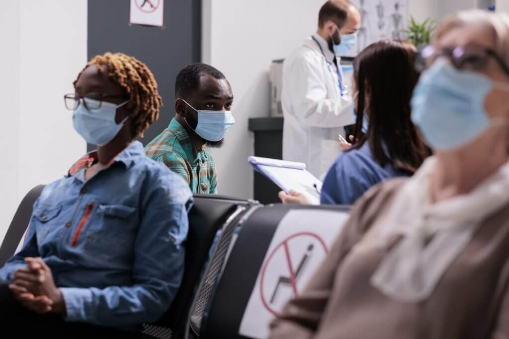 Sala de espera de un centro médico en donde un paciente está siendo atendido por su doctora