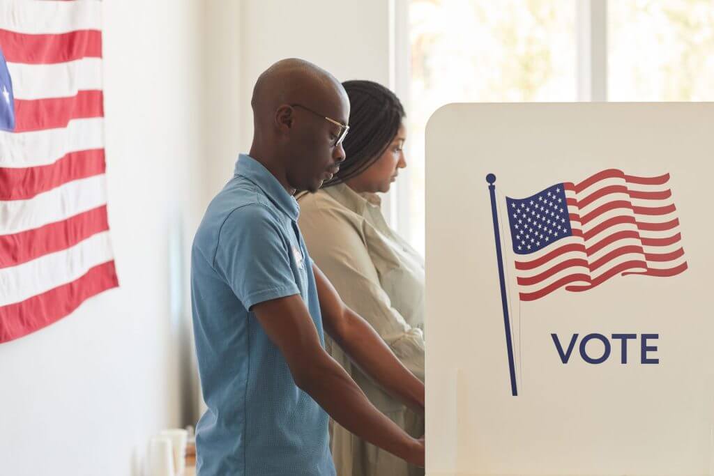 Personas migrantes votando en USA gracias a la ciudadanía