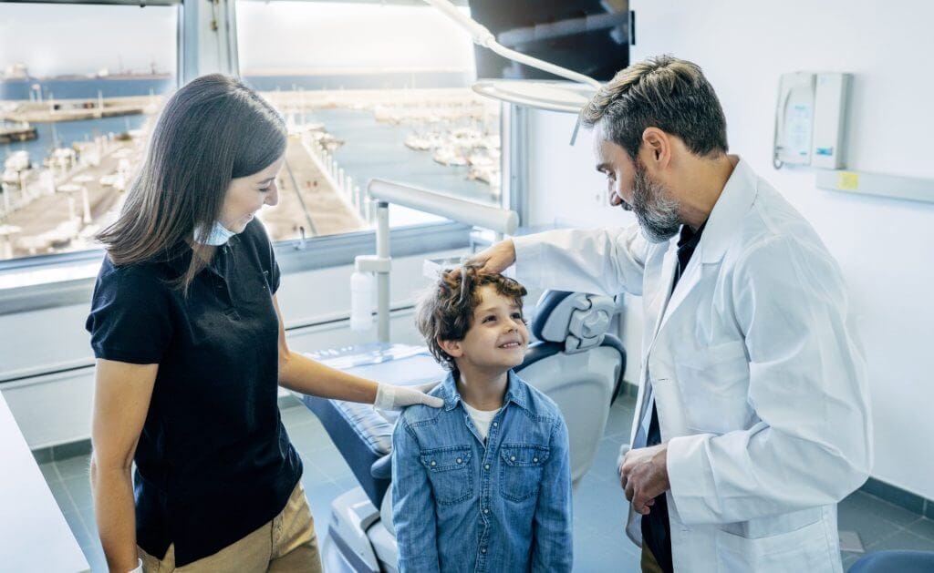 Paciente infantil siendo atendido por médico