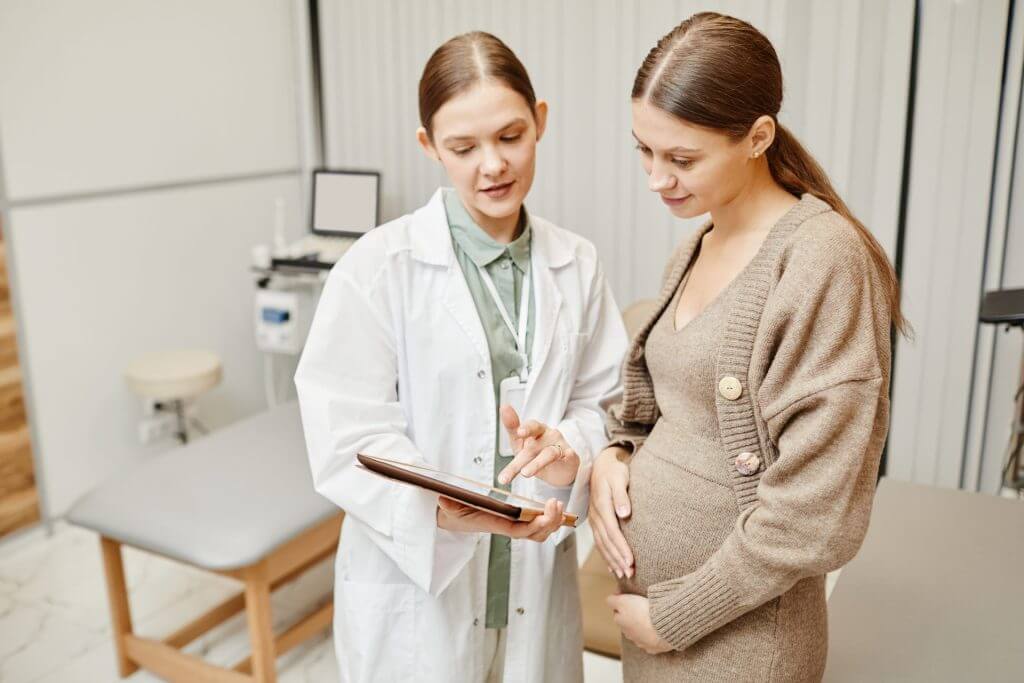 Mujer embarazada en su cita médica