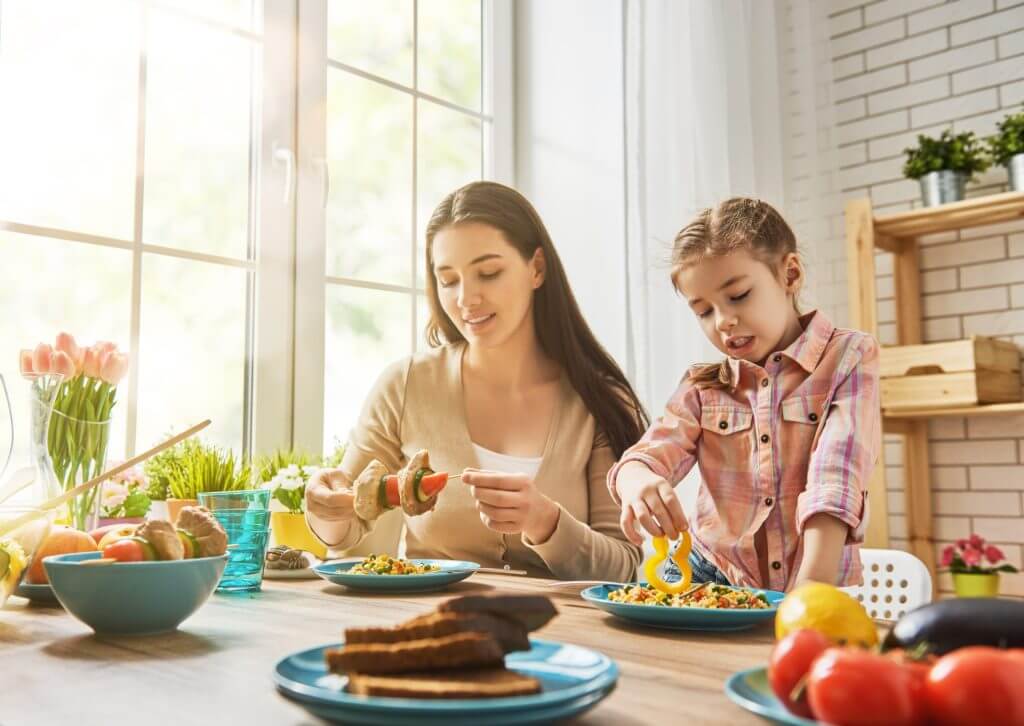 Disfrutando almuerzo familiar entre madre e hija