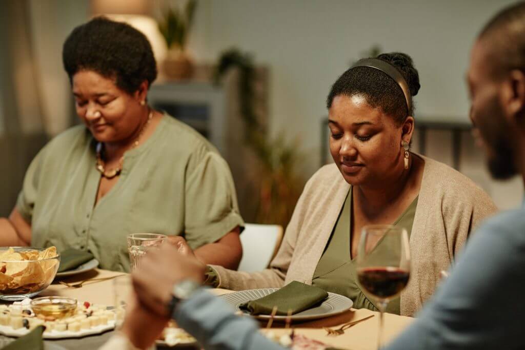 Familia diciendo las gracias a su cena