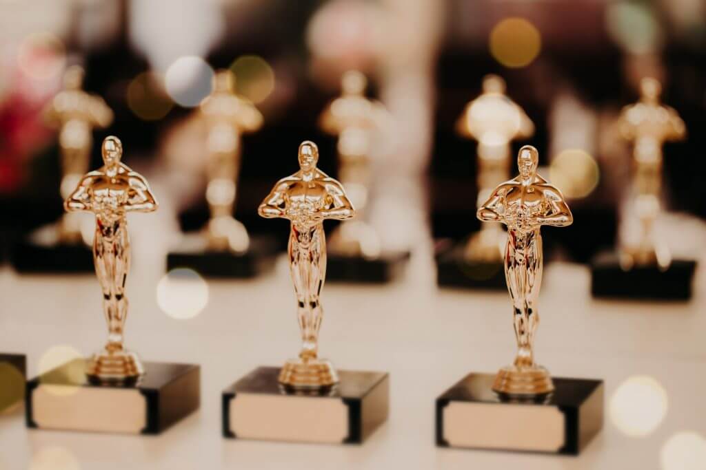 Premios Oscar en fila esperando a sus ganadores