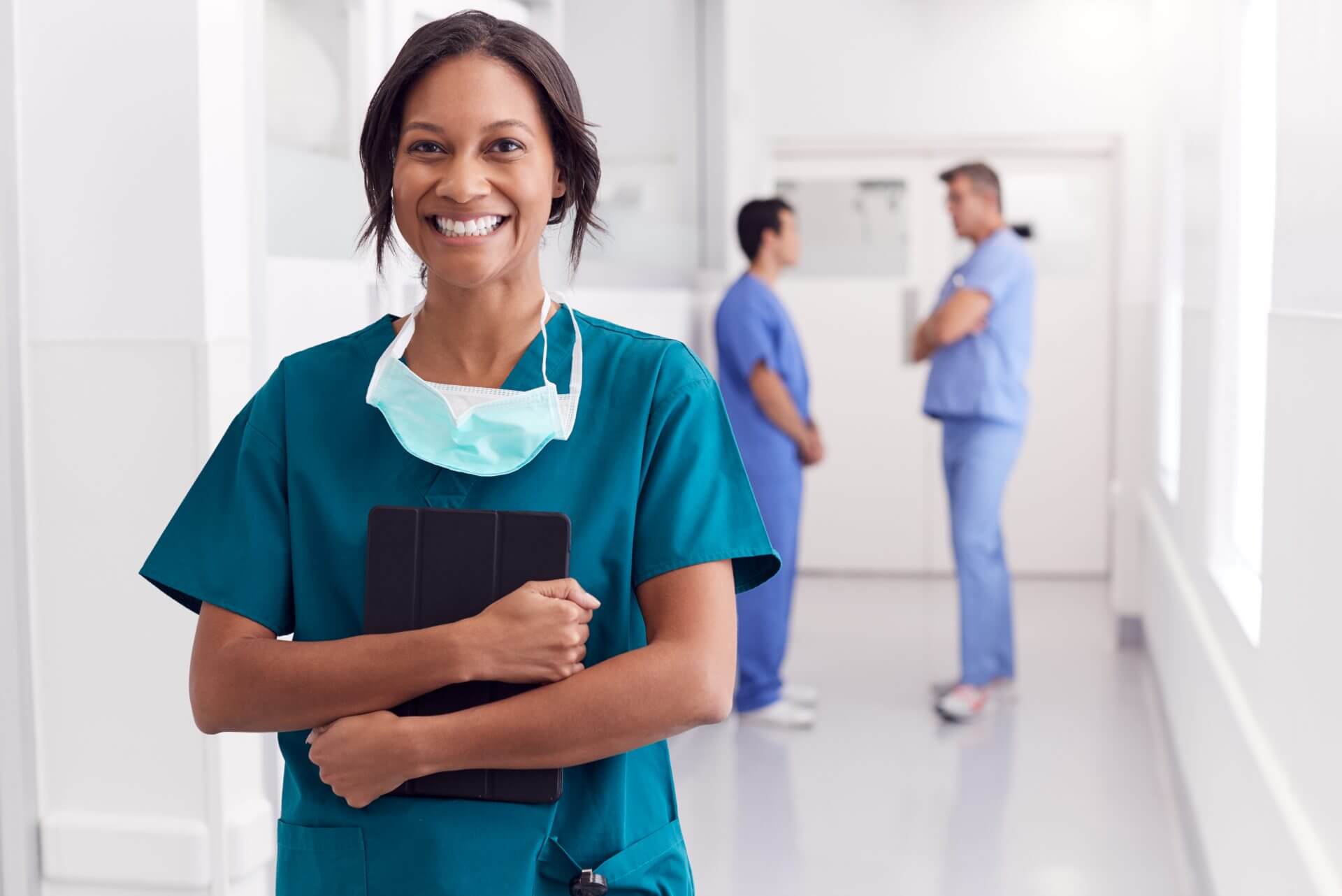 Enfermera sonriendo a la cámara tras aprender sobre el Obamacare 2024