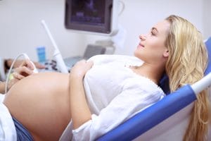 Mujer haciéndose un ultrasonido gracias a la ayuda para mujeres embarazadas inmigrantes en USA