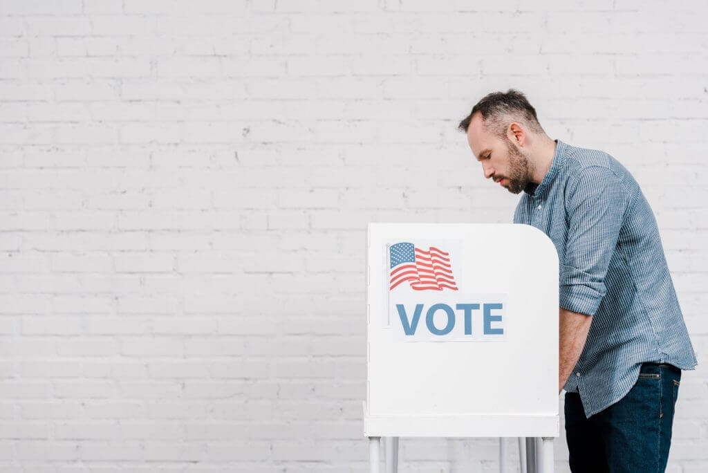 Ciudadano votando en las elecciones 2024 de Estados Unidos