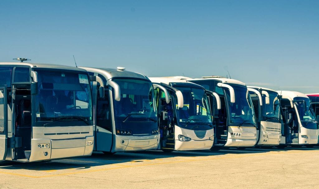 Buses de migrantes alineados en fila antes de partir a Nueva York