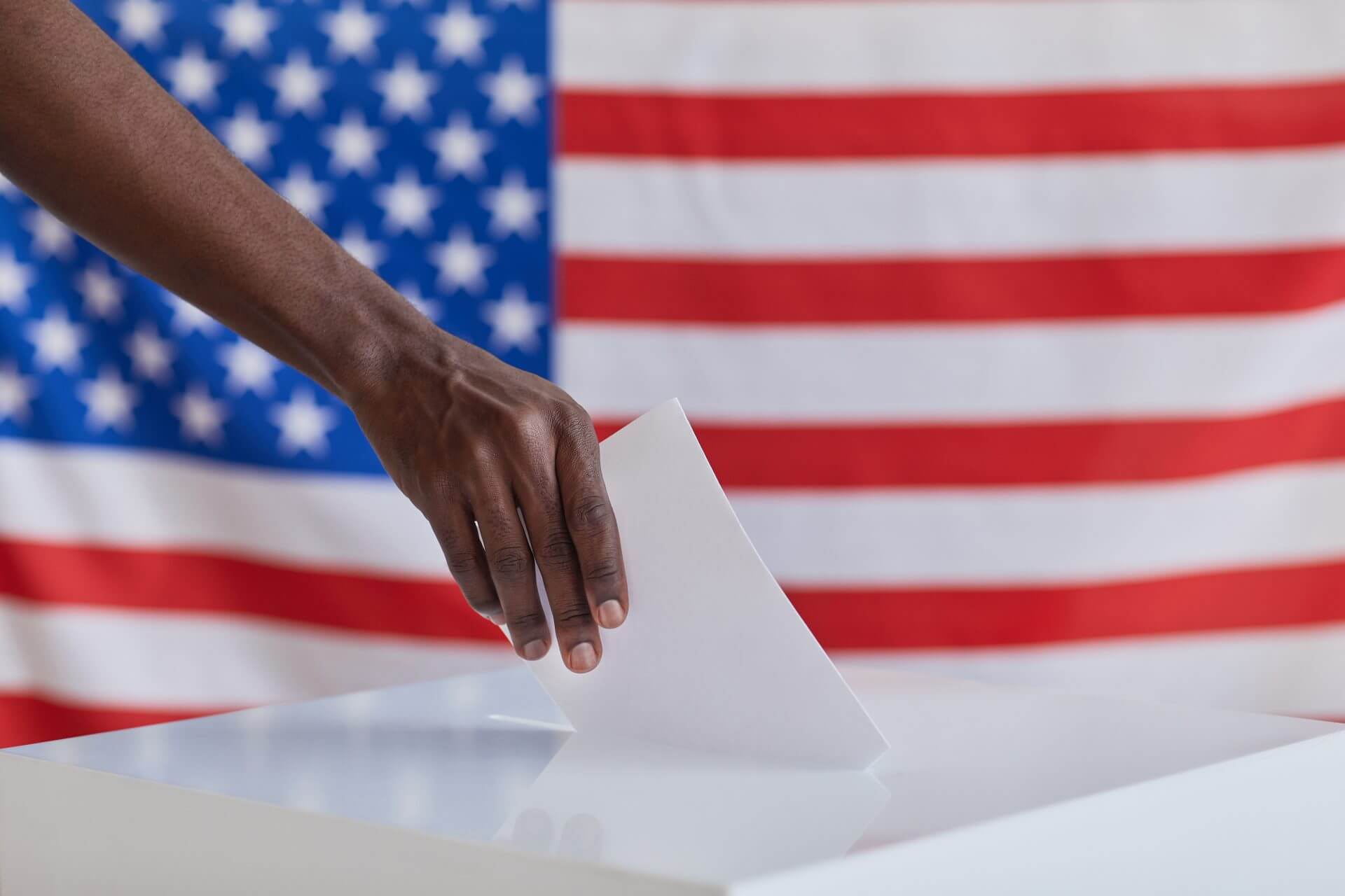 Persona ejerciendo su derecho al voto con la ciudadanía americana