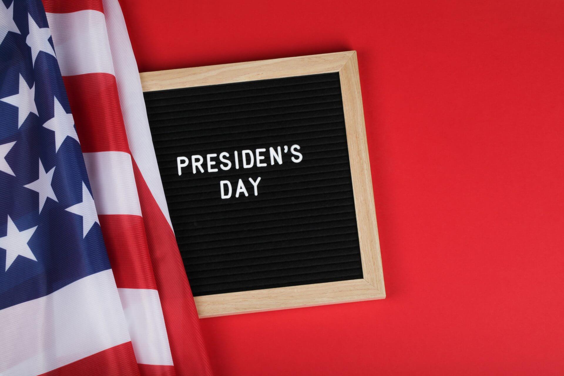 Cartel y bandera de USA que dice feliz Día de los Presidentes 2024