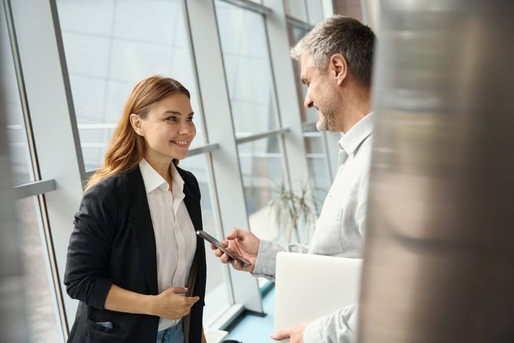 Trabajadores de una empresa financiera conversando y disfrutando la visa h1b 2025