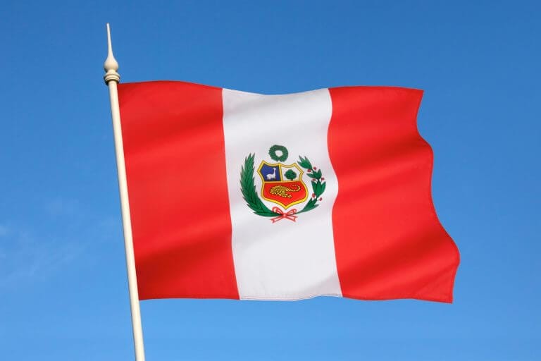 Bandera de Perú flameando en el cielo representando cuanto demora sacar visa a eeuu desde peru