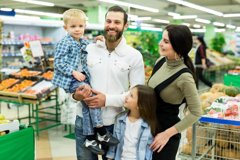 Familia feliz en el supermercado de Nueva York