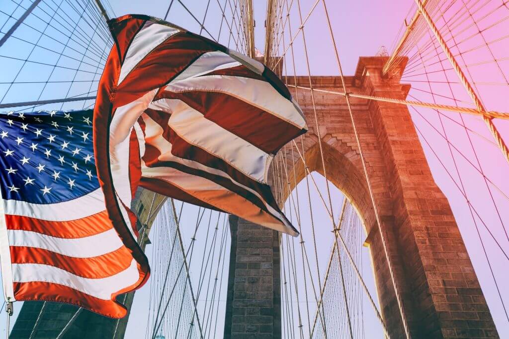 Bandera de USA flameando en el puente de Brooklyn