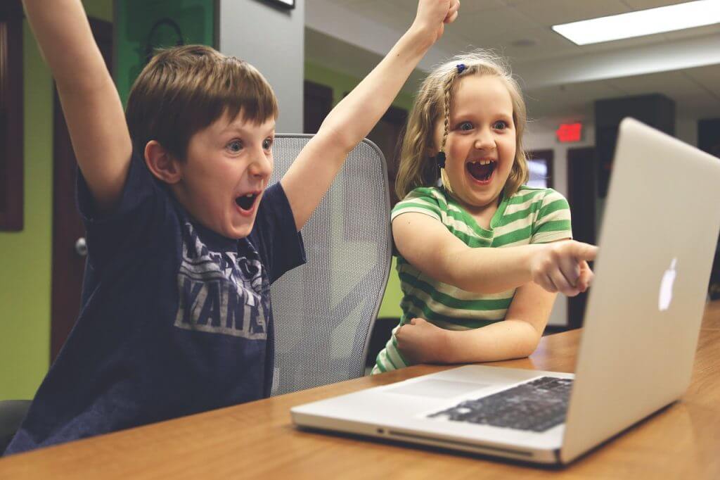 Niños en una laptop aprendiendo en español e inglés