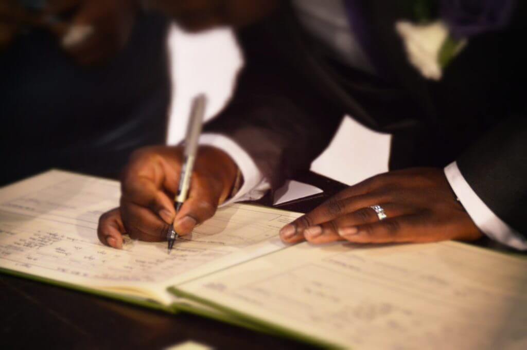 Esposo firmando registros de matrimonio 