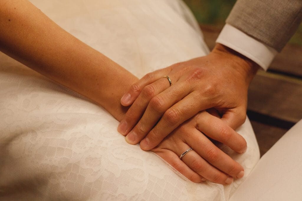 Manos de marido y mujer en su boda