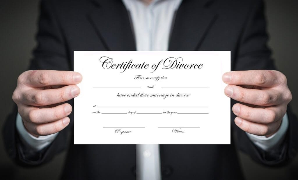 Hombre sosteniendo un certificado de divorcio