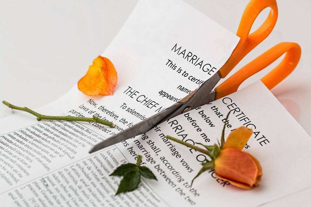Documentos de matrimonio rotos simbolizando cuanto cuesta un divorcio en USA