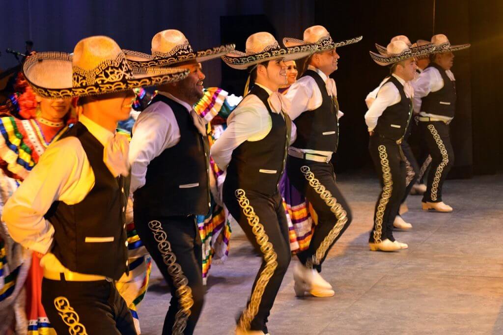 Mariachis bailando en el Cinco de Mayo