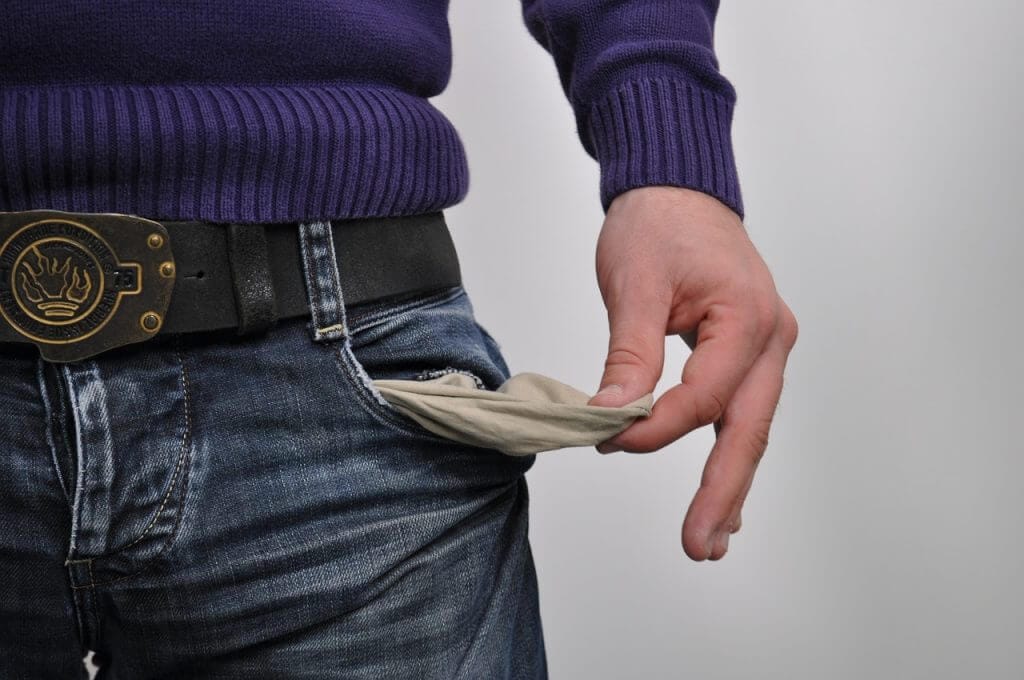 Hombre vaciándose los bolsillos en señal de que no tiene dinero