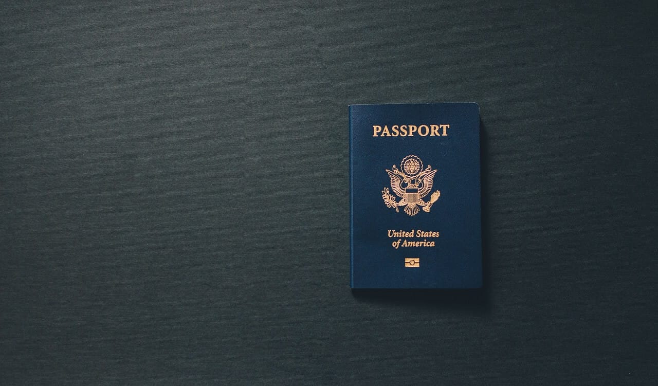 Imagen de un pasaporte con un fondo negro en representación del precio del pasaporte americano