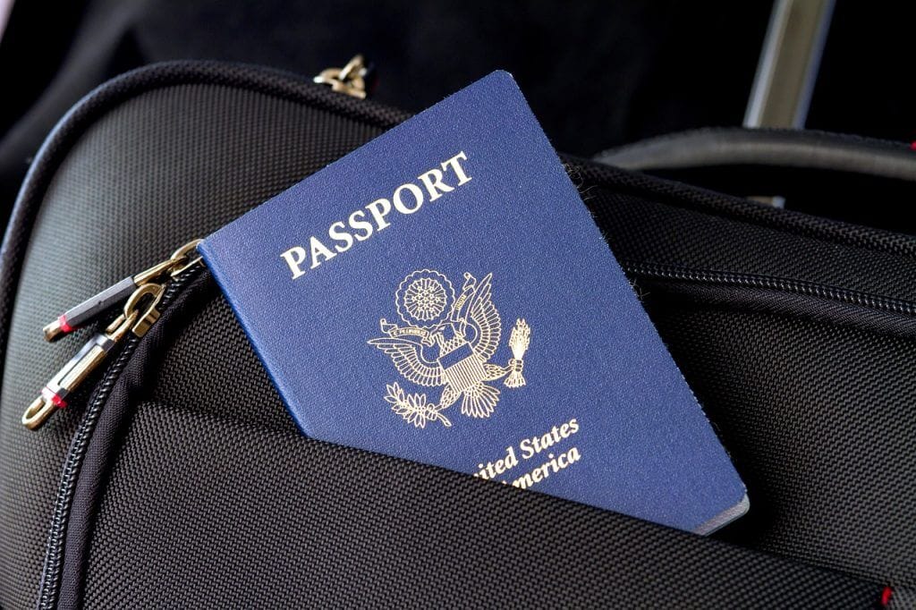 Pasaporte americano en una valija de viaje