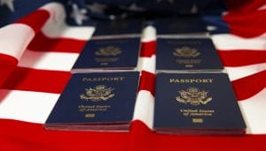 Pasaportes colocados sobre una bandera estadounidense representando los derechos y responsabilidades de los ciudadanos