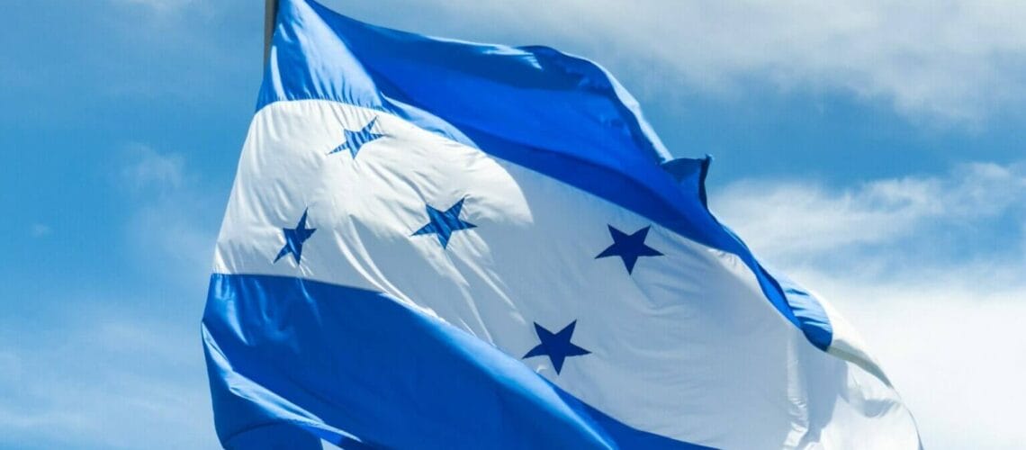 Este artículo habla sobre Xiomara Castro, nueva presidenta de Honduras. La imagen muestra la bandera de Honduras.