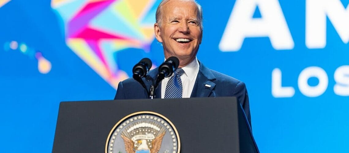 El presidente Biden frente a un podio con micrófono realiza un discurso en la Cumbre de las Américas 2022.