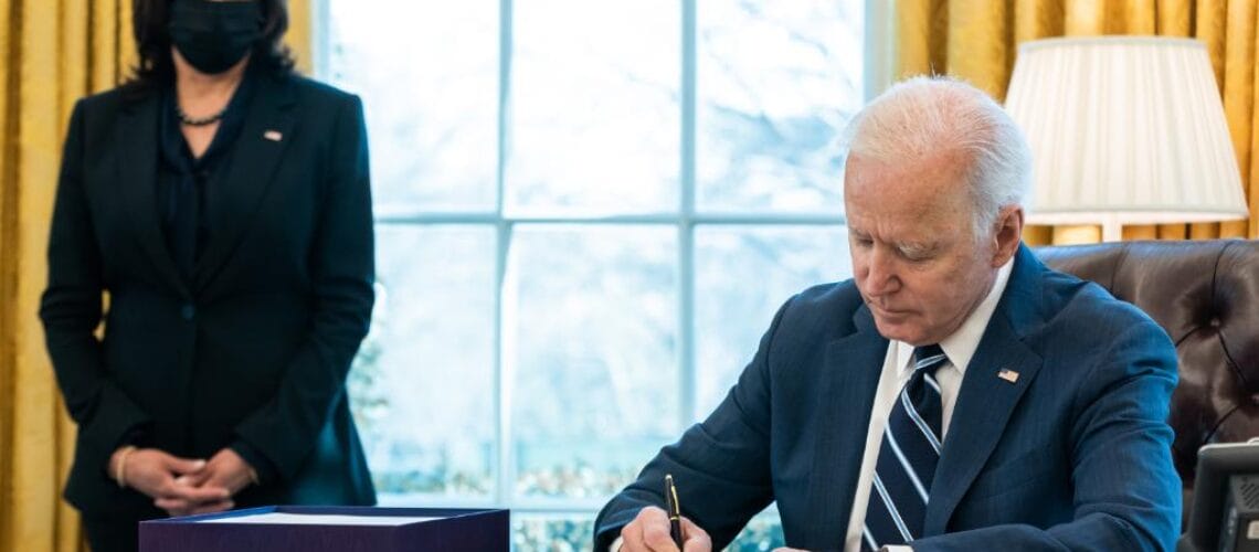 Nota sobre cómo cambiaron las políticas de inmigración con Biden. La imagen es de Biden y Harris.