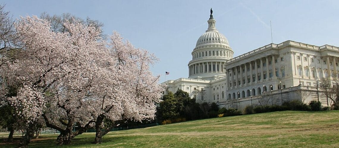 Este artículo habla sobre el debate por Título 42 en el Capitol Hill. La imagen muestra el Capitolio de los Estados Unidos.