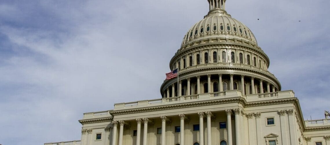 Este artículo habla sobre la ley de presupuesto Covid. La imagen muestra una fotografía del Capitolio de los Estados Unidos.