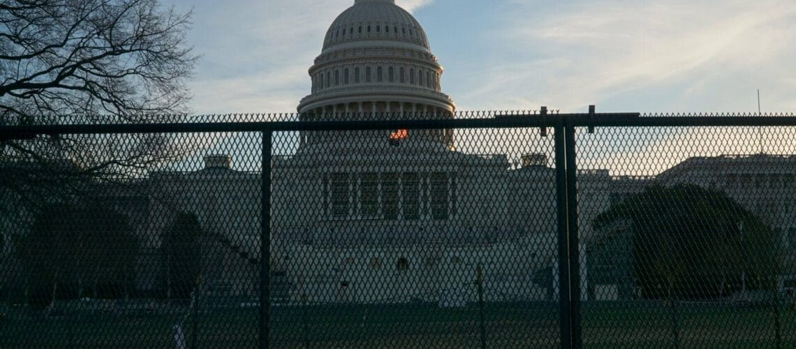 Capitolio de Estados Unidos tras una reja.