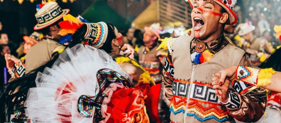 Este artículo habla sobre el Carnaval en Latinoamérica. La imagen muestra gente celebrando el carnaval en Brasil.