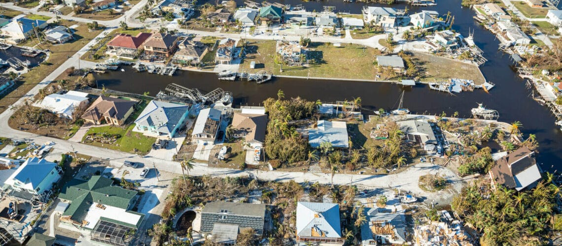 Este artículo habla sobre la explotación laboral de migrantes en Florida tras el huracán Ian. La imagen muestra una vista aérea de la costa de Florida tras el huracán.