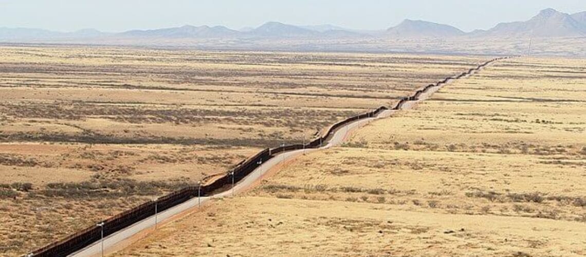 Muro construido en la frontera de Arizona