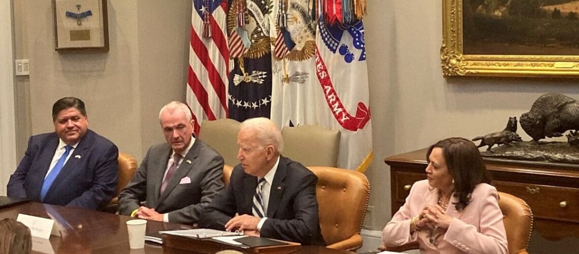 En esta nota informamos que el gobernador de Illinois renovó su compromiso con la Reforma Migratoria 2021. La imagen es de él junto al presidente Joe Biden.