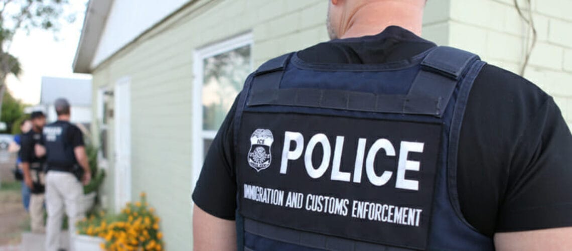 Este artículo habla sobre los abusos reportados en un centro de detención en Florida. La imagen muestra a una oficial de ICE en un operativo.