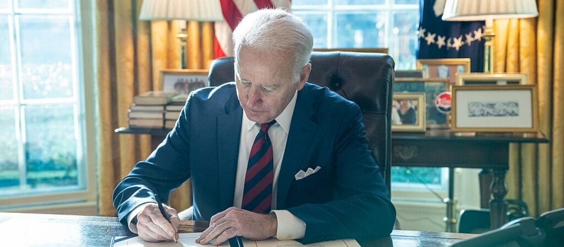Este artículo habla sobre la orden ejecutiva para proteger DACA que planea la Casa Blanca. La imagen muestra al presidente Biden firmando un documento en su despacho.